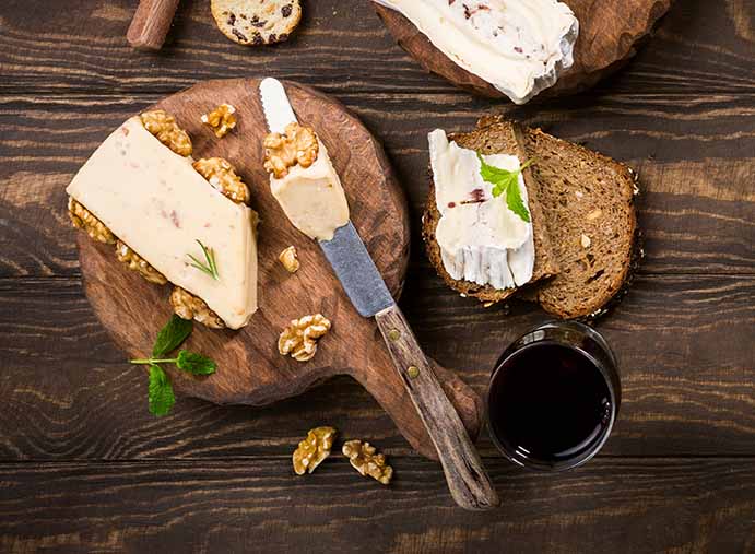 Complicité fromage et vin : l'alliance des saveurs pour vos repas en Bretagne